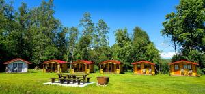 un gruppo di cottage in un campo erboso di Jõekääru Camping a Valgeranna