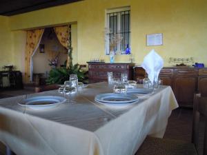 MombaruzzoにあるIl Girasoleのテーブル(皿、グラス付)