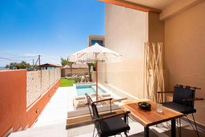 Bazén v ubytovaní Castaway Suites - Studios Christos alebo v jeho blízkosti