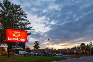 a sign for a hotel economicogy in a parking lot at Econo Lodge in Deschambault