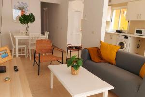 een woonkamer met een bank en een tafel bij La Marea Baja in Puertito de Güímar