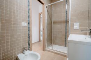 ヴァストにあるVillage Beach 39 Vasto Marinaのシャワー、洗面台、トイレ付きのバスルーム +22枚の写真