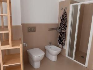 a small bathroom with a toilet and a sink at A 20 passi dal mare in Giardini Naxos