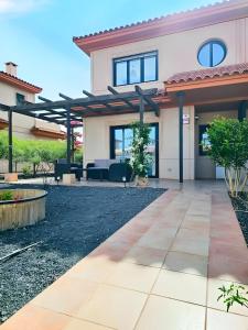 a patio in a house with a pergola at Casa Topik, Family and Surfhouse in Majanicho
