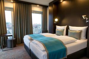 Postel nebo postele na pokoji v ubytování Motel One München-Olympia Gate