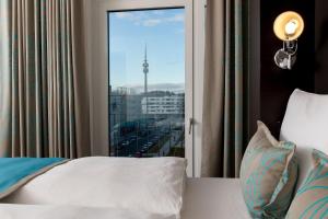 Ein Bett oder Betten in einem Zimmer der Unterkunft Motel One München-Olympia Gate