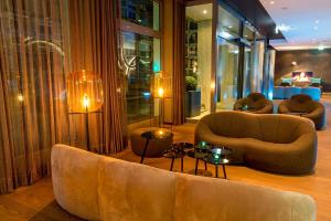 Ein Sitzbereich in der Unterkunft Motel One München-Olympia Gate