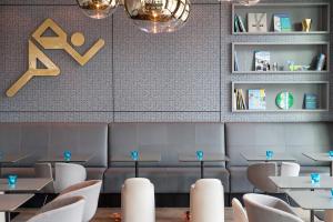 Ein Sitzbereich in der Unterkunft Motel One München-Olympia Gate