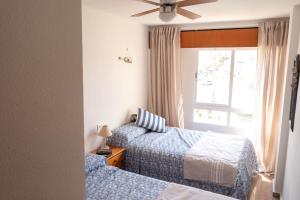 une chambre avec deux lits et une fenêtre dans l'établissement Las Olas Solo Familias Serviplaya, à Casas Las Basas 104 autres photos