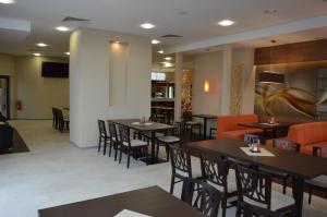 jadalnia ze stołami i krzesłami w restauracji w obiekcie Hotel Via Baltica w mieście Łomża