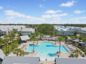 una vista aérea de una piscina en un resort en Prominence North #54A - Barefoot Bungalow, en Inlet Beach