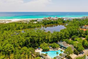 Una vista aérea de un resort con piscina y el océano. en Prominence North #54A - Barefoot Bungalow, en Inlet Beach