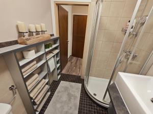 Ένα μπάνιο στο Apartments Faak