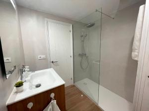 a white bathroom with a shower and a sink at Apartamento Trini en Son Bou, frente al mar, perfecto para vacaciones in Alaior +23 photos
