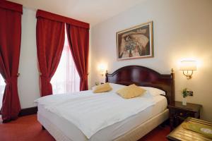 Кровать или кровати в номере Arbiana Heritage Hotel