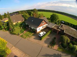 ein Haus mit einem Auto in der Einfahrt in der Unterkunft Hoernchens-Ferienwohnung in Neuenkirchen