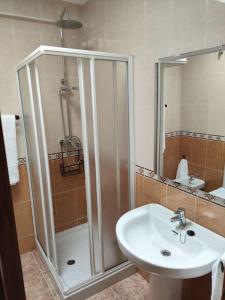 une salle de bain avec douche et lavabo dans l'établissement Agatha CaboGata Home - Summer Vibes, à Cabo de Gata
