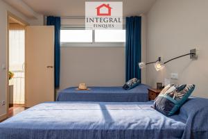 two beds in a room with a sign that reads internal physics at Infinite View Palamós in Palamós