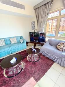 a living room with two tables and a couch at روز الشاطي إطلالة بحرية Rose Sea View in King Abdullah Economic City