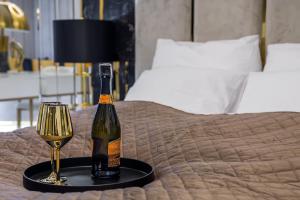 Postel nebo postele na pokoji v ubytování Willa z jacuzzi na polu golfowym Sierra Golf Homessimo Stars