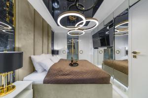 Postel nebo postele na pokoji v ubytování Willa z jacuzzi na polu golfowym Sierra Golf Homessimo Stars