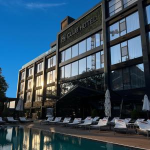 Бассейн в M1 Club Hotel или поблизости