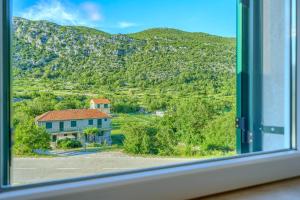 Splošen pogled na gorovje oz. razgled na gore, ki ga ponuja vila