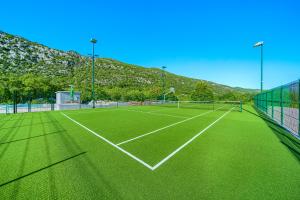 Tenis in/ali skvoš poleg nastanitve Your Ideal Haven for Serene Relaxation Villa Roglić near Baška Voda oz. v okolici