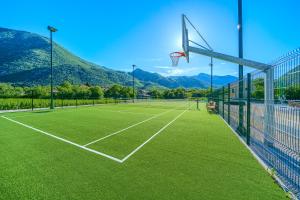 Tenis in/ali skvoš poleg nastanitve Your Ideal Haven for Serene Relaxation Villa Roglić near Baška Voda oz. v okolici
