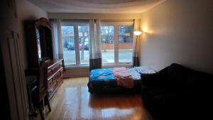 Postel nebo postele na pokoji v ubytování Private Rooms, Free Parking, Full Kitchen, Best Prices in Town- York University Heights