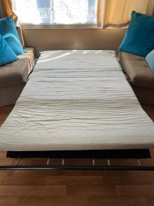 a bed in a room with a couch at Joelle et Patrick in Lattes