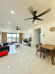 - un salon avec un ventilateur de plafond et une table dans l'établissement Klebang GX Homestay City & Partial Seaview P0805 with Youtube, TV Games & Toys, à Malacca