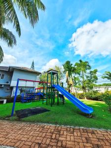 - une aire de jeux avec un toboggan bleu dans la cour dans l'établissement Klebang GX Homestay City & Partial Seaview P0805 with Youtube, TV Games & Toys, à Malacca