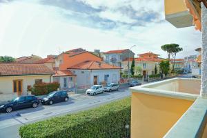- une vue sur une ville avec des voitures garées dans une rue dans l'établissement Valentine's Home, à Viareggio