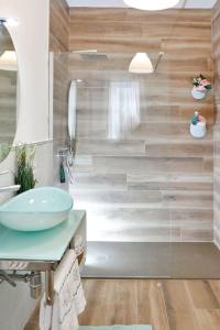 une salle de bain avec lavabo et douche dans l'établissement Valentine's Home, à Viareggio