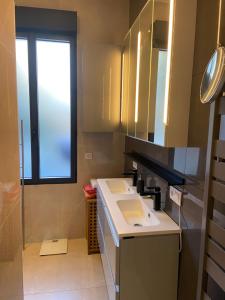 une petite salle de bain avec un lavabo et une fenêtre dans l'établissement VILLA OCEANE, à Cannes 32 autres photos