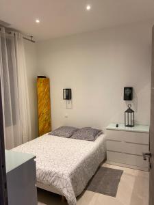 une chambre blanche avec un lit et une commode dans l'établissement VILLA OCEANE, à Cannes