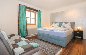 a bedroom with a bed and a couch at Attraktive Ferienwohnung in Saalfelden am Steinernen Meer