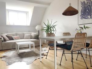 a living room with a white table and chairs at Friedas Haus - Ferienwohnung Nähe Golfplatz in Blankenhain
