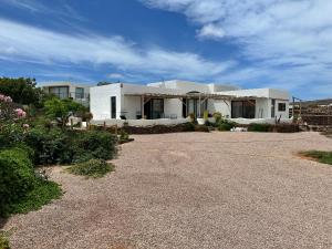 una gran casa blanca con una entrada de grava en Casita Tiaré Lajares, en Lajares