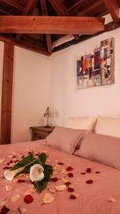 - une chambre avec un lit orné de roses dans l'établissement CHC - La Oliva II, à Buenavista del Norte