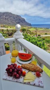 une assiette de fruits sur une table sur un balcon dans l'établissement CHC - Casa del Abuelo II, à Buenavista del Norte