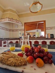- une table avec une assiette de fruits et une carafe de jus d'orange dans l'établissement CHC - Casa del Abuelo II, à Buenavista del Norte