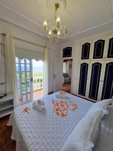 - une chambre avec un grand lit blanc orné de fleurs dans l'établissement CHC - Casa del Abuelo II, à Buenavista del Norte 10 autres photos