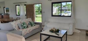 salon z dwiema kanapami i stołem w obiekcie Casa en Laguna Soto Sur w mieście Corrientes