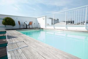 una piscina sul tetto di un edificio di Boutique Hotel Hauser a Wels