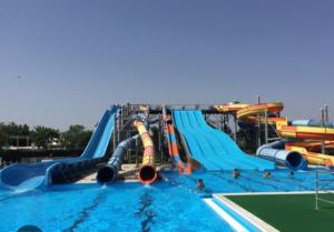 ein Wasserpark mit einer Wasserrutsche in einem Becken in der Unterkunft Capri house in Fasano