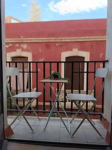 2 Stühle und ein Tisch auf dem Balkon in der Unterkunft Precioso piso cerca de la catedral in Almería