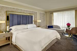Cama ou camas em um quarto em The College Green Dublin Hotel, Autograph Collection