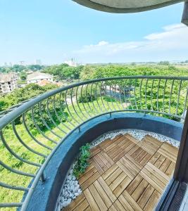 Elle comprend un balcon doté de parquet et d'une balustrade en métal. dans l'établissement Klebang GX Homestay City & Partial Seaview P0805 with Youtube, TV Games & Toys, à Malacca